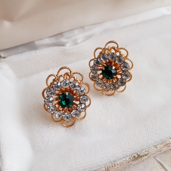 Vintage gold tone screw back earrings - Picture 5 of 10